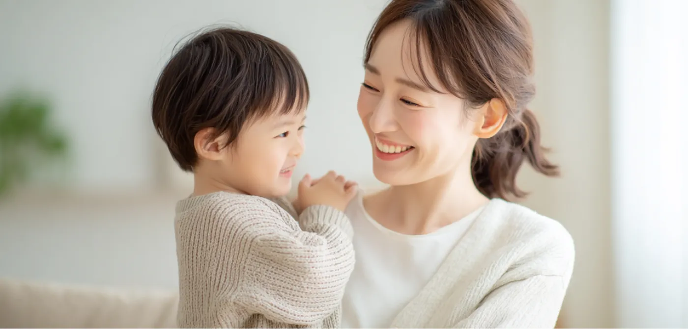 母親と子供が笑顔で向き合う様子